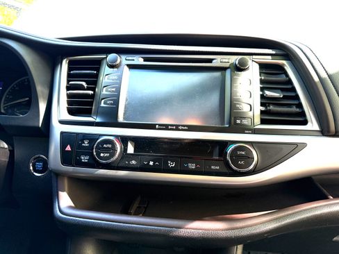 Used 2017 Toyota Highlander XLE AWD/4WD image 11