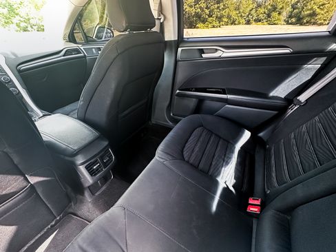 Used 2016 Ford Fusion SE image 18