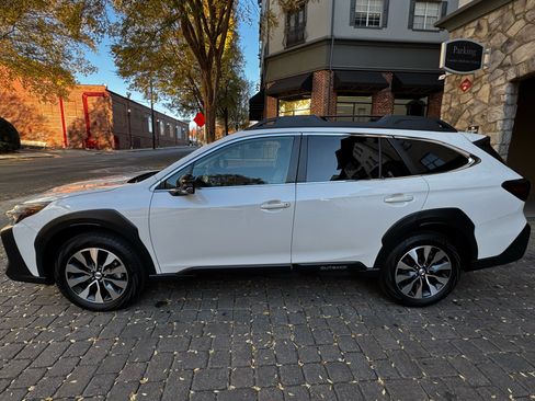 Used 2023 Subaru Outback Limited image 4