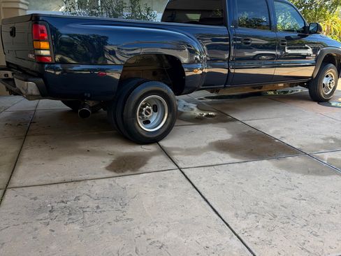 Used 2005 GMC Sierra 3500 SLE w/ Heavy-Duty Power Package image 4