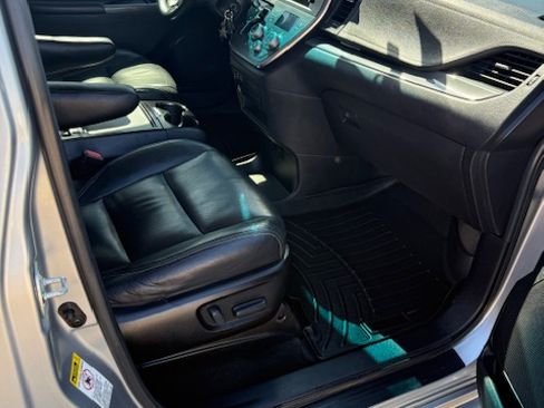 Used 2015 Toyota Sienna SE image 19