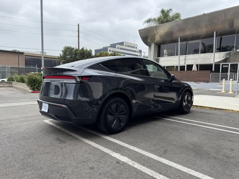 Used 2026 Tesla Model Y Long Range image 4