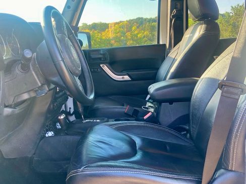 Used 2017 Jeep Wrangler Unlimited Rubicon w/ Connectivity Group image 11