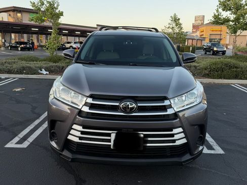 Used 2019 Toyota Highlander LE w/ Carpet Mat Package (TMS) FWD image 1