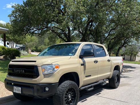 Used 2017 Toyota Tundra SR5 w/ SR5 Upgrade Package AWD/4WD image 2