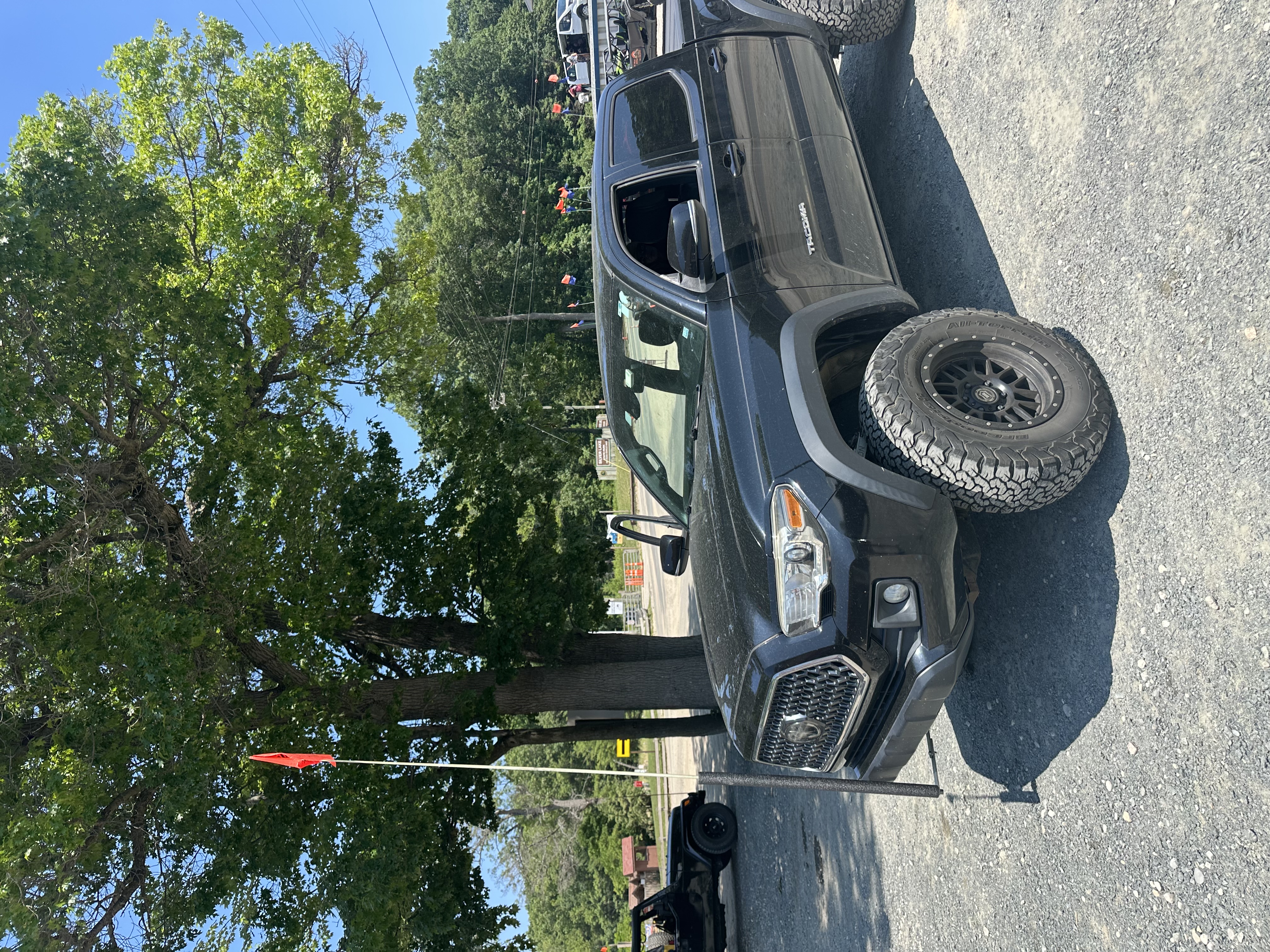Used 2018 Toyota Tacoma TRD Off-Road AWD/4WD image 10