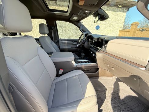 Used 2023 GMC Sierra 1500 SLT w/ SLT Premium Plus Package image 9