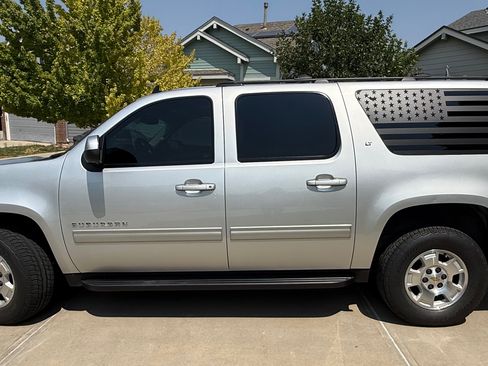 Used 2014 Chevrolet Suburban LT w/ Luxury Package AWD/4WD image 2