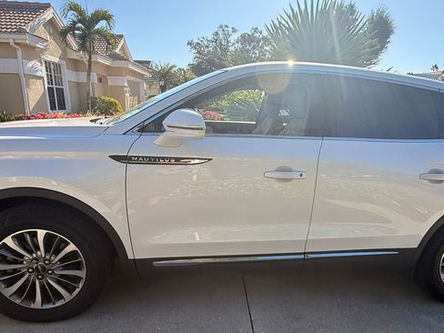 Used 2019 Lincoln Nautilus Select image 13