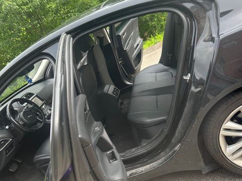 Used 2019 Jaguar XE Premium image 15