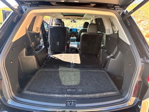 Used 2024 Volkswagen Atlas SE w/ Panoramic Sunroof Package FWD image 17