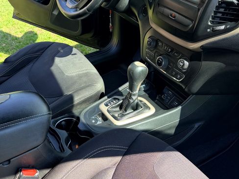 Used 2015 Jeep Cherokee Latitude image 15