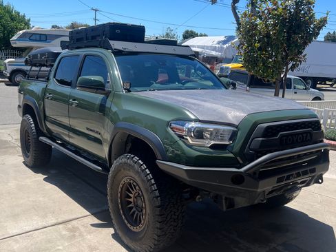 Used 2021 Toyota Tacoma TRD Off-Road w/ TRD Premium Off Road Package AWD/4WD image 2