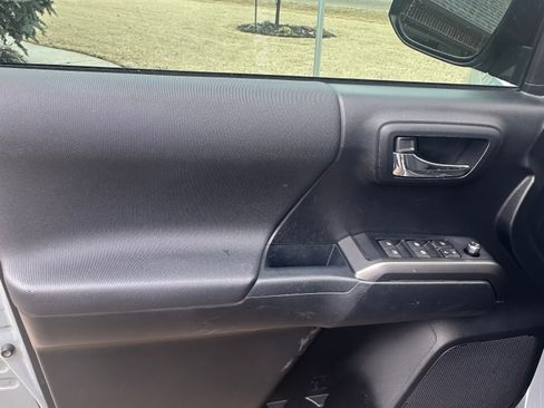 Used 2018 Toyota Tacoma TRD Off-Road w/ Technology Package image 9