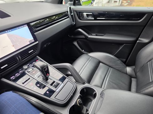 Used 2020 Porsche Cayenne AWD/4WD image 6
