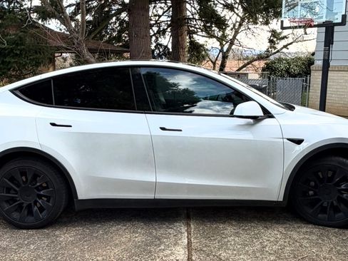 Used 2020 Tesla Model Y Long Range image 11
