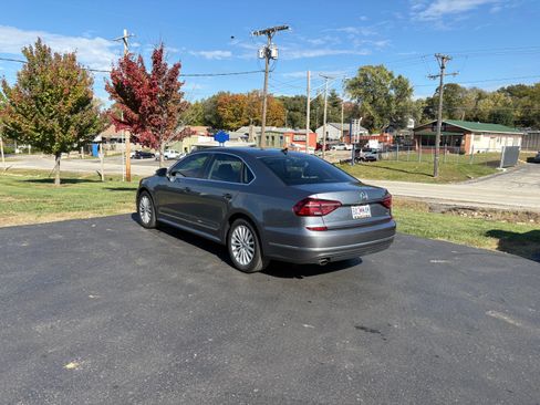 Used 2017 Volkswagen Passat 1.8T SE image 2