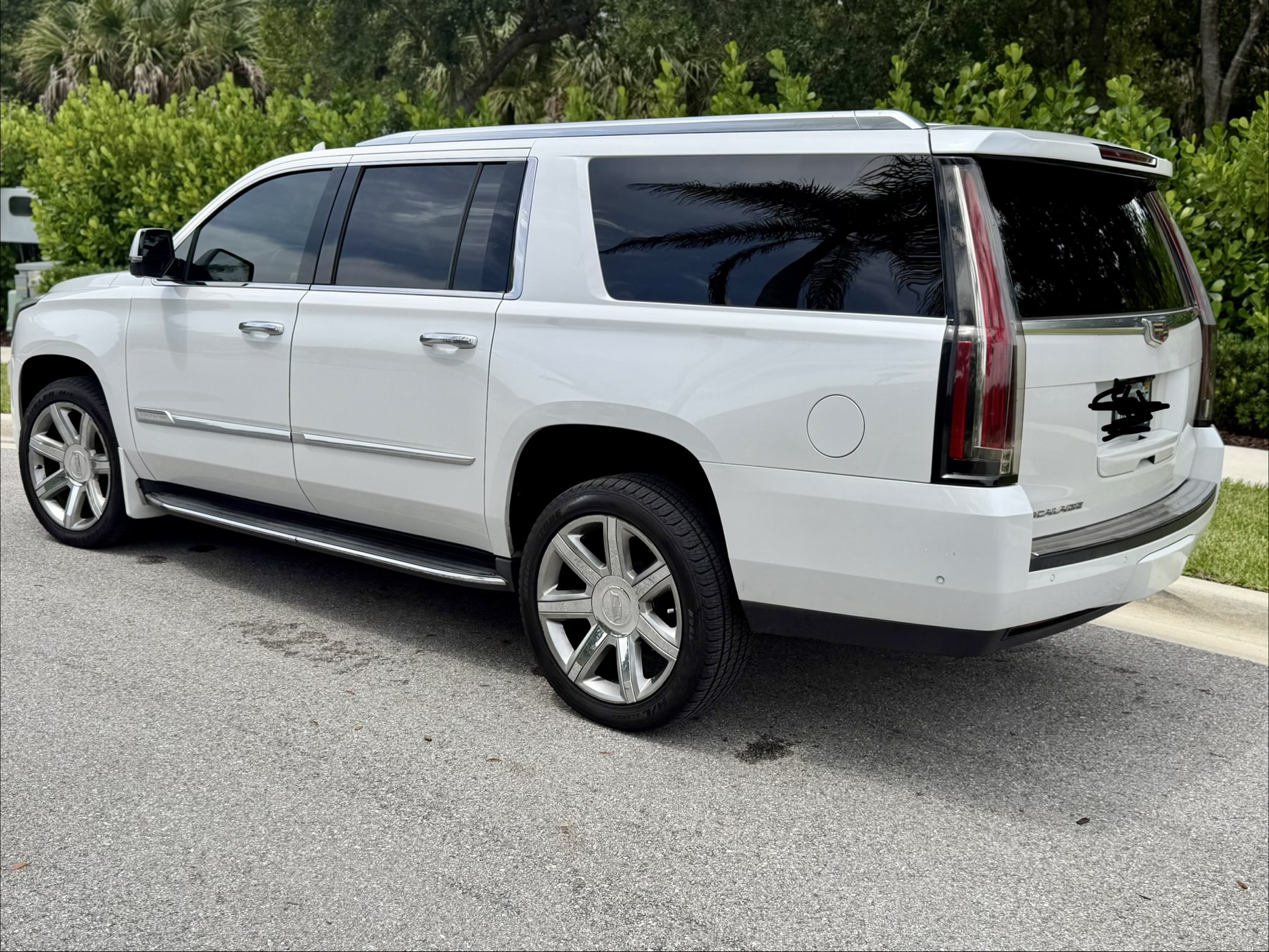 Used 2018 Cadillac Escalade ESV Luxury RWD image 4