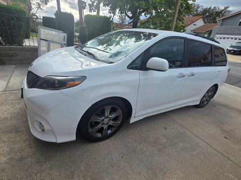 Used 2015 Toyota Sienna SE FWD image 3