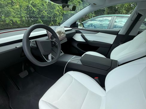 Used 2026 Tesla Model Y Long Range image 6