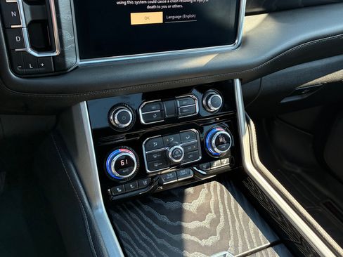 Used 2022 GMC Yukon XL Denali w/ Advanced Technology Package image 15