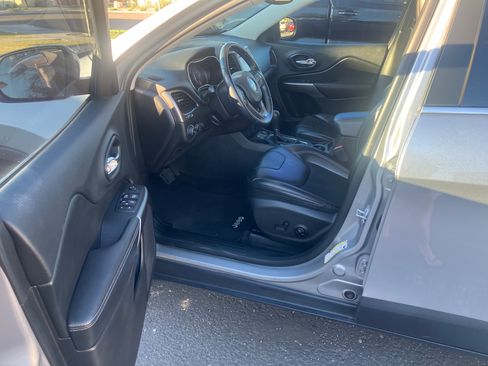 Used 2019 Jeep Cherokee Latitude Plus w/ Comfort/Convenience Group image 1