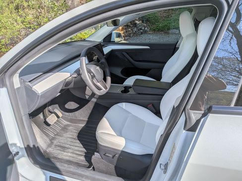 Used 2025 Tesla Model Y Long Range image 8