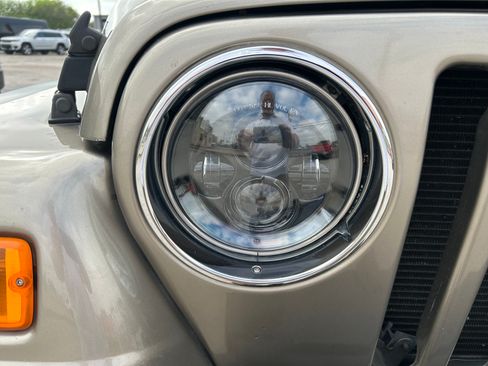 Used 2005 Jeep Wrangler Unlimited Rubicon w/ Sahara Edition Group image 6