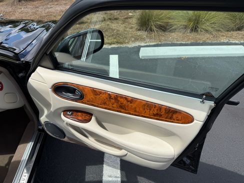 Used 2003 Jaguar XJ8 image 16