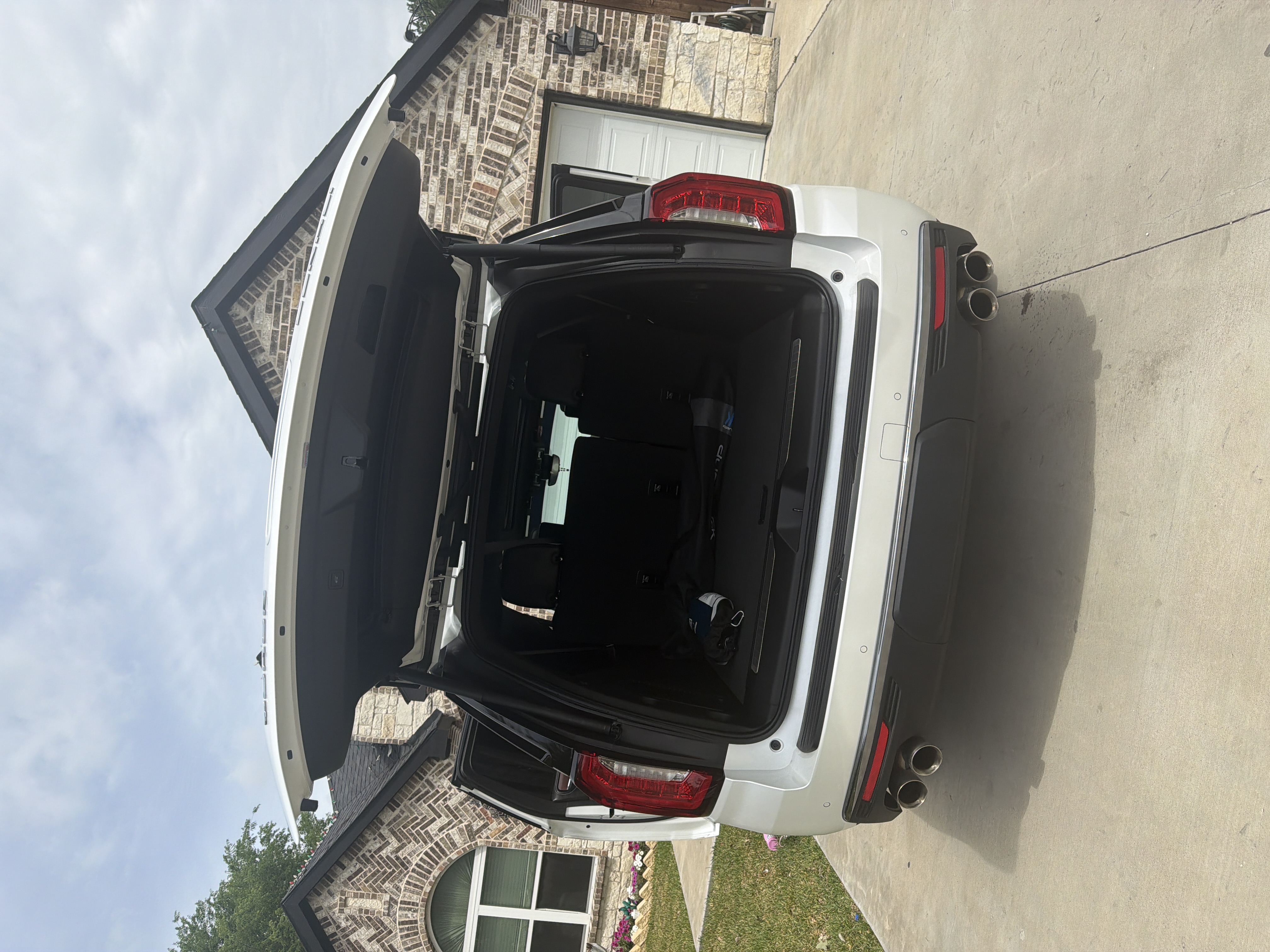 Used 2024 GMC Yukon XL Denali Ultimate AWD/4WD image 13