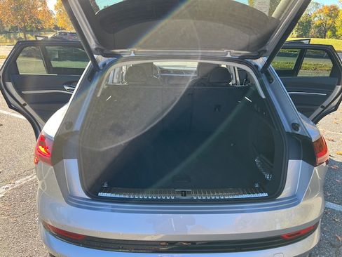 Used 2022 Audi e-tron Premium w/ Convenience Plus Package image 9