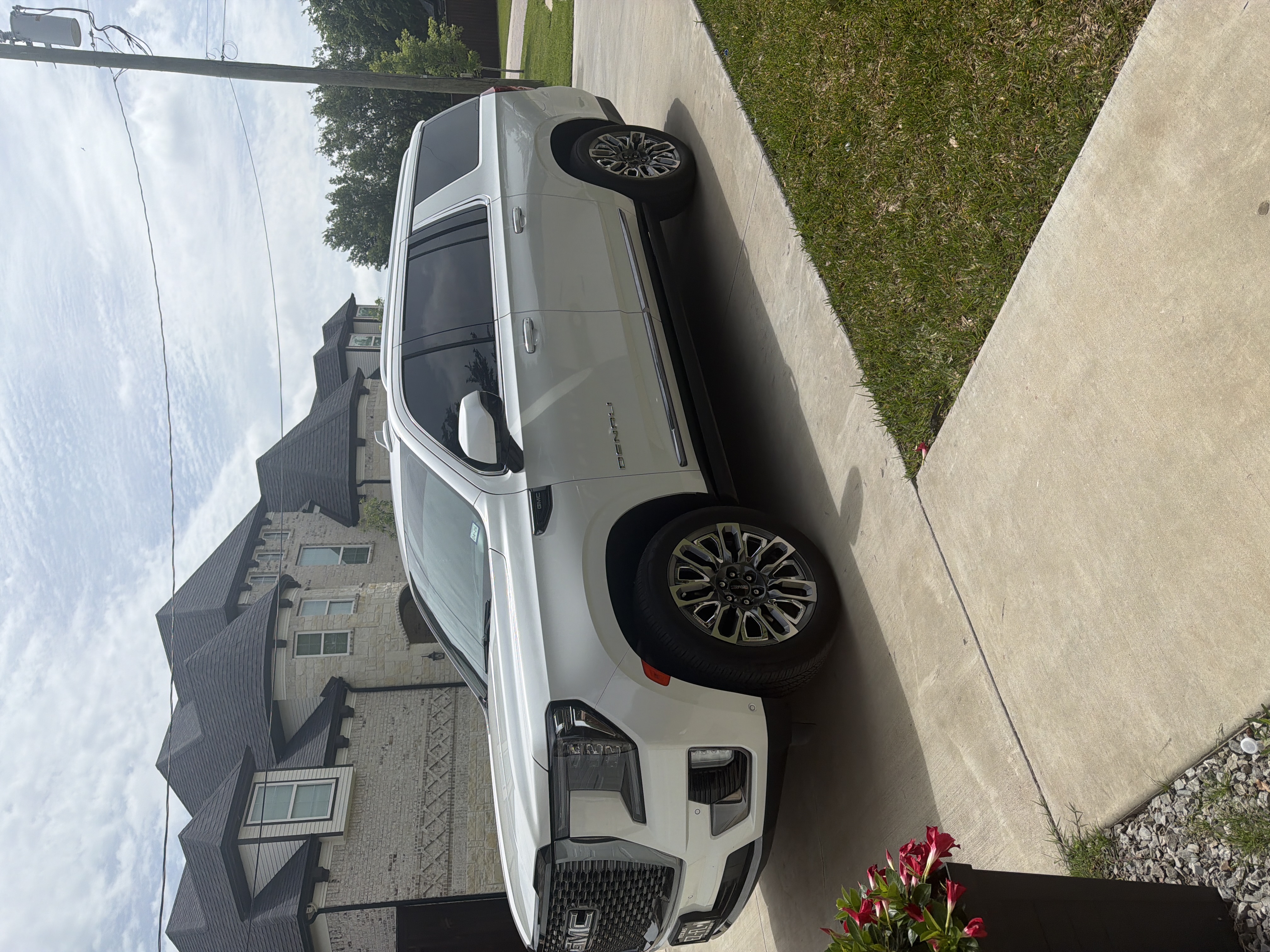 Used 2024 GMC Yukon XL Denali Ultimate AWD/4WD image 1