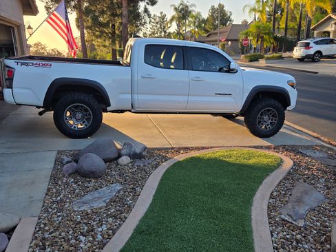 Used 2022 Toyota Tacoma TRD Off-Road w/ TRD Premium Off Road Package AWD/4WD image 1