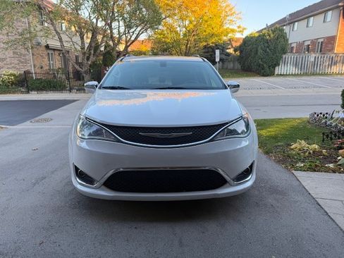 Used 2018 Chrysler Pacifica Limited image 2