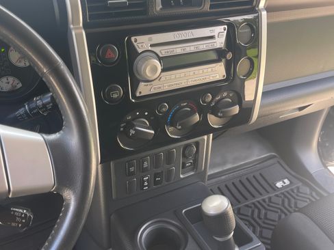Used 2007 Toyota FJ Cruiser 2WD w/ Upgrade Pkg 1 image 10