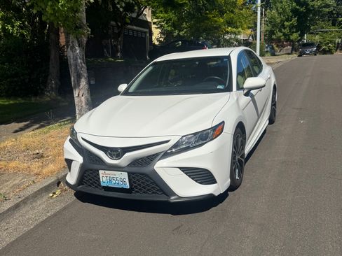 Used 2018 Toyota Camry SE FWD image 1