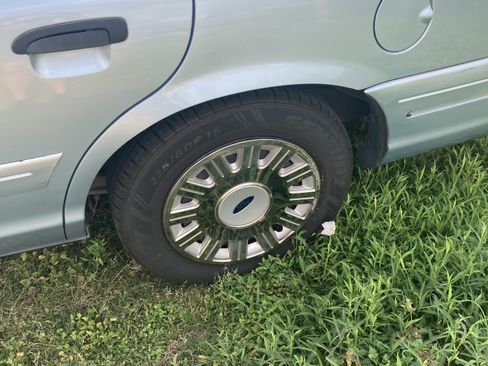 Used 2004 Ford Crown Victoria image 23