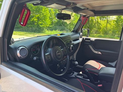 Used 2014 Jeep Wrangler Unlimited Sahara w/ Connectivity Group AWD/4WD image 4