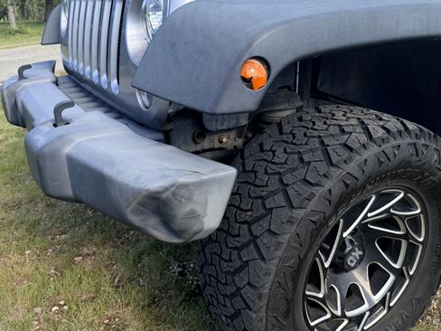 Used 2018 Jeep Wrangler Unlimited Rubicon w/ Connectivity Group AWD/4WD image 12