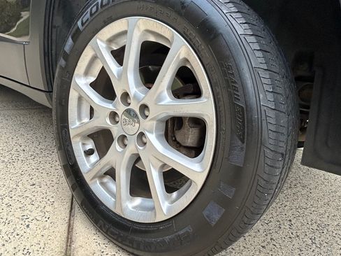 Used 2014 Jeep Cherokee Latitude w/ Comfort/Convenience Group image 14