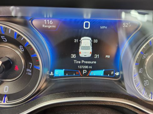 Used 2016 Chrysler 300 C image 2