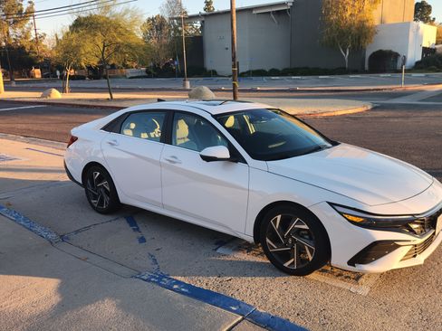 Used 2024 Hyundai Elantra Limited image 1