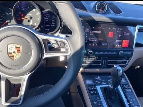 Used 2021 Porsche Macan image 8