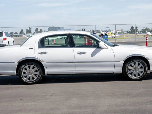 Used 2008 Lincoln Town Car Signature Limited RWD image 8