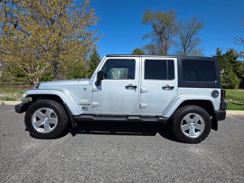 Used 2009 Jeep Wrangler Unlimited Sahara w/ Dual Top Group image 8