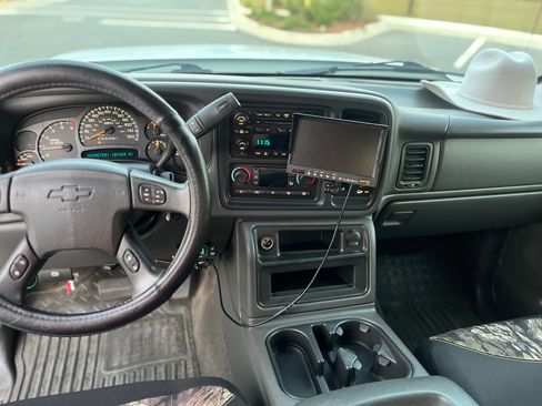 Used 2006 Chevrolet Silverado 2500 LT w/ Heavy-Duty Power Package AWD/4WD image 11