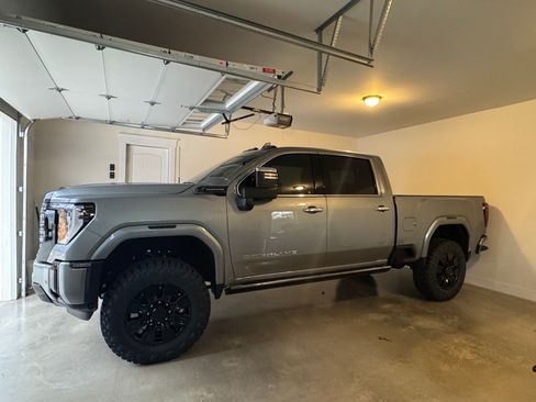 Used 2025 GMC Sierra 2500 Denali Ultimate image 1