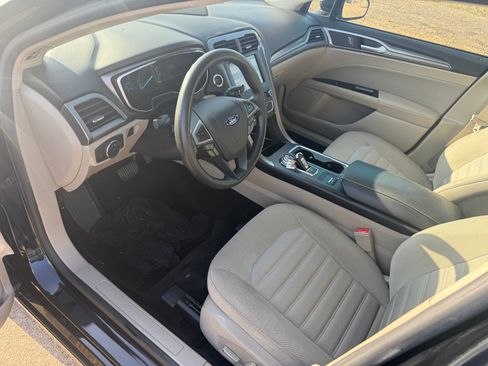 Used 2017 Ford Fusion SE w/ Fusion SE Technology Package image 6