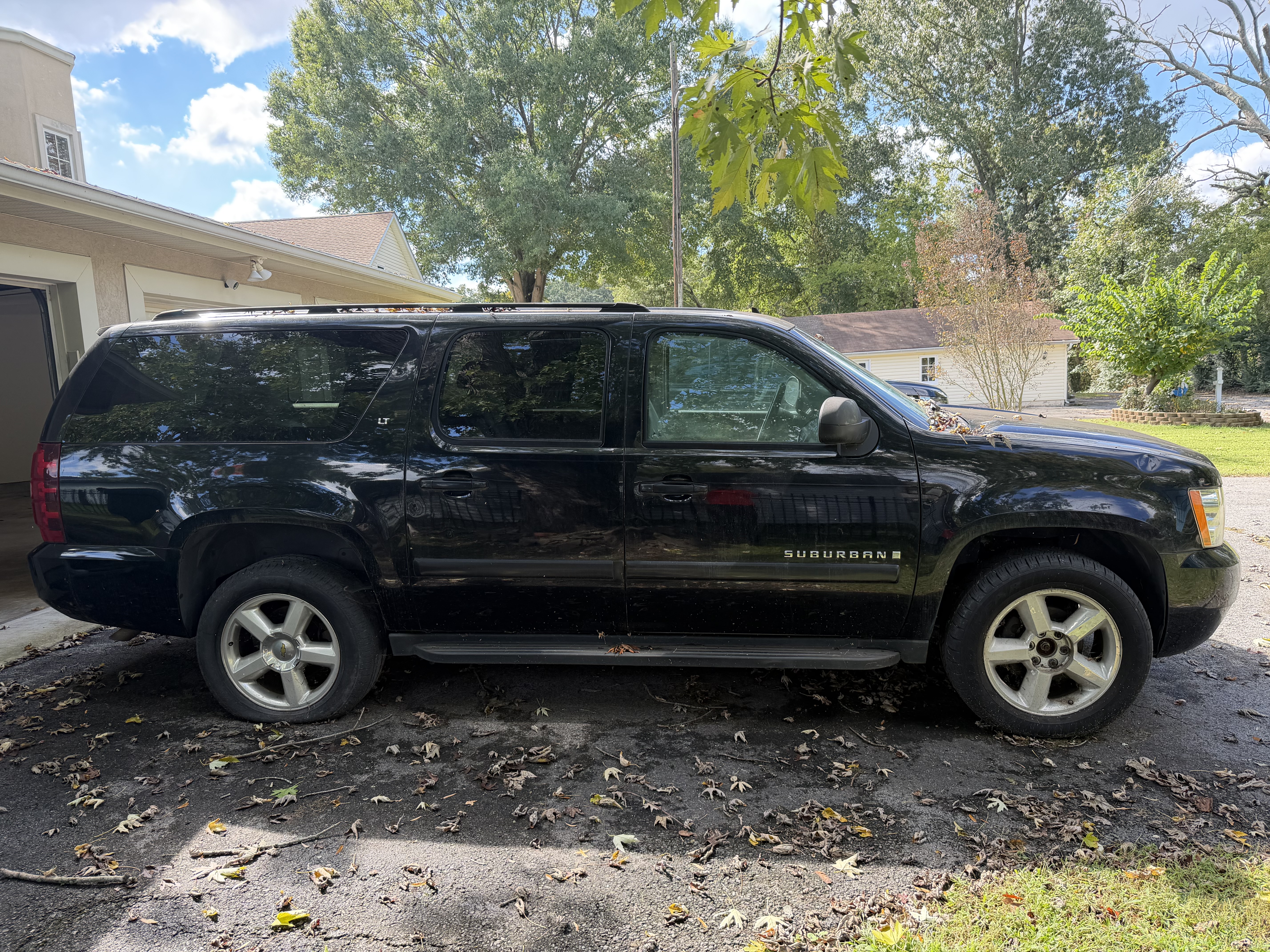 Used 2007 Chevrolet Suburban LT w/ LT Preferred Equipment Group AWD/4WD image 5