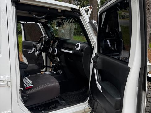 Used 2015 Jeep Wrangler Unlimited Sahara w/ Connectivity Group image 12